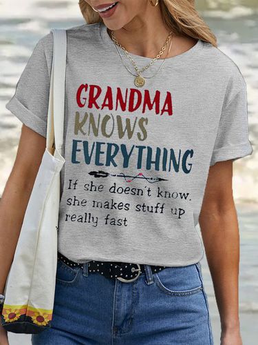 Grandma Knows Everything Women's T-Shirt - Just Fashion Now - Modalova