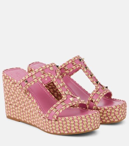 Sandalias con cuña Rockstud - Valentino Garavani - Modalova