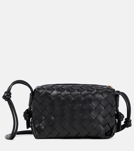 Bolso cruzado Loop Mini de piel Intrecciato - Bottega Veneta - Modalova