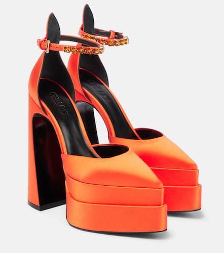 Aevitas Pointy satin platform pumps - Versace - Modalova