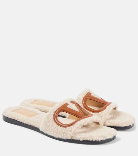 Pantoletten VLogo Signature aus Faux Shearling - Valentino Garavani - Modalova