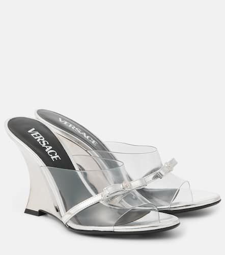 Gianni Ribbon 95 PVC wedge mules - Versace - Modalova