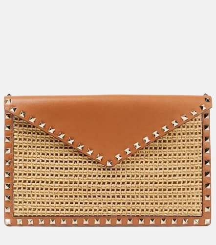 Clutch Rockstud Large aus Raffiabast - Valentino Garavani - Modalova