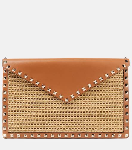 Clutch Rockstud Large de rafia con piel - Valentino Garavani - Modalova