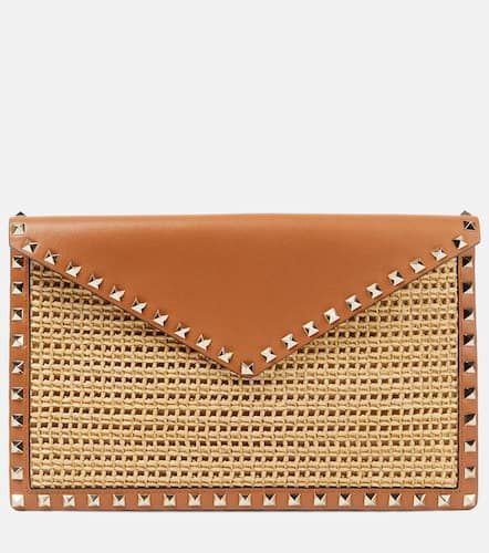 Clutch Rockstud Large in rafia con pelle - Valentino Garavani - Modalova