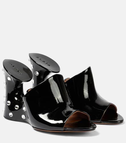 AlaÃ¯a La Sculpture embellished patent leather mules - Alaia - Modalova