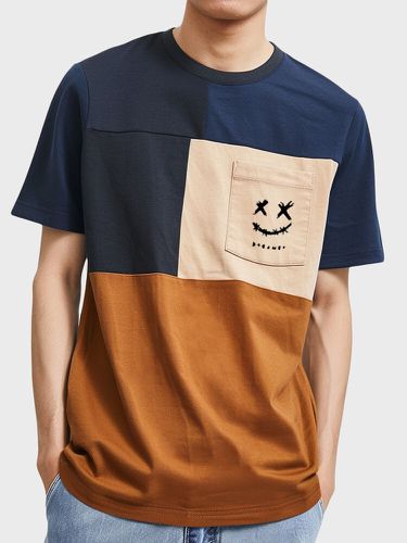Camiseta de manga corta redonda Cuello con patchwork de bloques de color Smile Patrón para hombre - ChArmkpR - Modalova