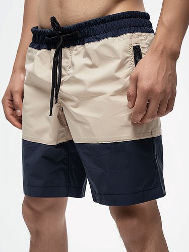 Pantalones cortos casuales con bolsillos laterales y patchwork de colores contrastantes para hombre - ChArmkpR - Modalova