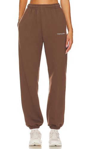 Organic fitted sweat pants in color brown size L in - Brown. Size L (also in M, S, XL/1X, XS) - 7 Days Active - Modalova