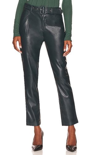 Pantalón de piel sintética con cinturón en color verde talla L en - Green. Talla L (también en M, S, XS) - BCBGeneration - Modalova