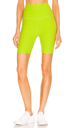 Biker shorts de talle alto con efecto teñido espacial en color verde talla XXS en - Green. Talla XXS (también - Beyond Yoga - Modalova