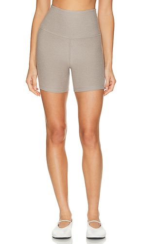 Keep pace biker short en color taupe talla L en - Taupe. Talla L (también en M, S, XL, XS) - Beyond Yoga - Modalova