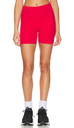 Short motero powerbeyond strive en color rojo talla L en - Red. Talla L (también en M, S, XL, XS) - Beyond Yoga - Modalova