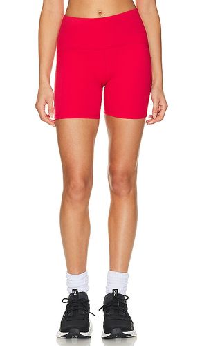 Short motero powerbeyond strive en color rojo talla M en - Red. Talla M (también en S, XS) - Beyond Yoga - Modalova