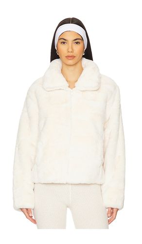 On The List Faux Fur Jacket in . Size M, XL - Beyond Yoga - Modalova