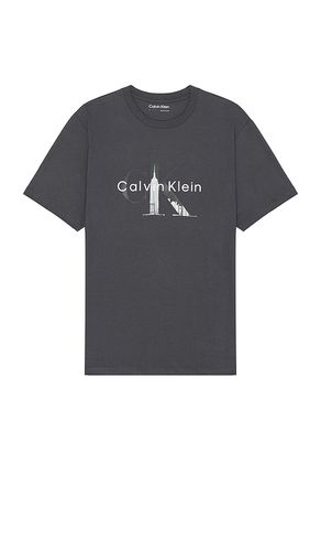 Cityscape Monogram Tee in . Taglia XL/1X - Calvin Klein - Modalova