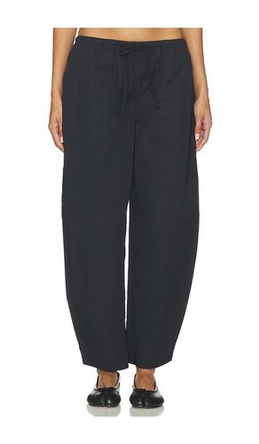 Lana Cropped Barrel Leg Pant in . Taglia S. Also in M, XL - EAVES - Modalova