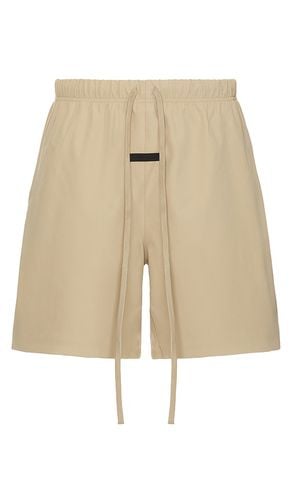 Bonded nylon soccer short en color bronce talla L en - Tan. Talla L (también en M, S - Fear of God ESSENTIALS - Modalova