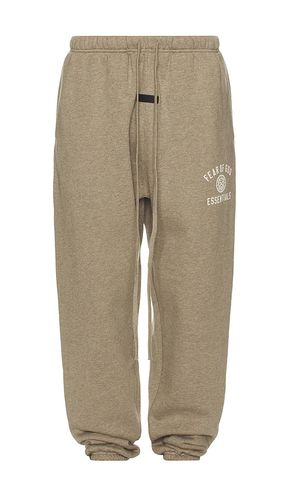 Pantalón deportivo fleece en color taupe talla L en - Taupe. Talla L (también en XL) - Fear of God ESSENTIALS - Modalova