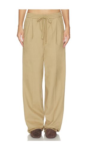 Pleat Front Drawstring Pant in . Size XS. Also in S, M, L - Fear of God ESSENTIALS - Modalova