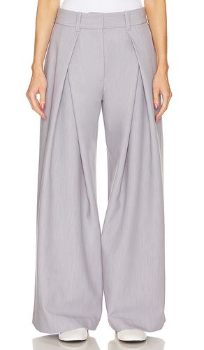 Pantalón con trabillas nolan pleated en color gris claro talla M en - Light Grey. Talla M (también en S, XS) - GRLFRND - Modalova