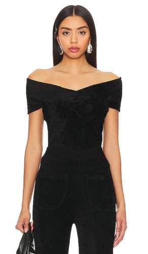 Solid Velvet Off Shoulder Crop in . Taglia M - JoosTricot - Modalova