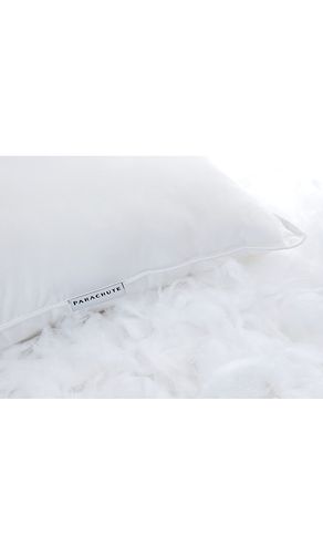 Medium Down Alternative Pillow in . Taglia STANDARD. Also in - Parachute - Modalova