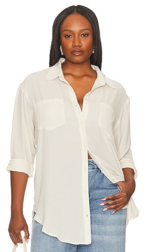 Camisa michelle en color crema talla 0X en - Cream. Talla 0X (también en XL) - REMI x REVOLVE - Modalova