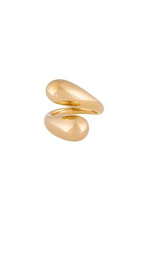 Anillo twisted dash en color oro metálico talla 5 en - Metallic Gold. Talla 5 (también en 6, 8) - SOKO - Modalova