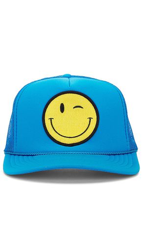 Friday Feelin Winky Hat in Blue - Friday Feelin - Modalova