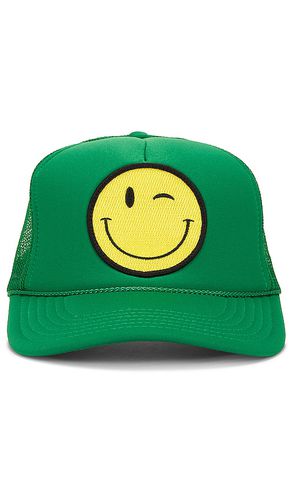 Friday Feelin Winky Hat in Green - Friday Feelin - Modalova
