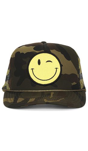 Friday Feelin Winky Hat in Army - Friday Feelin - Modalova