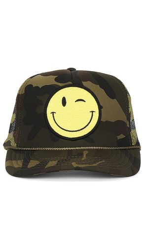 Friday Feelin Winky Hat in Green - Friday Feelin - Modalova