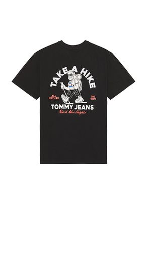 Camiseta outdoors novelty en color talla L en - Black. Talla L (también en M, S, XL/1X) - Tommy Jeans - Modalova