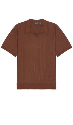 Short sleeve pattern knit polo en color talla M en & - Brown. Talla M (también en L, S, XL/1X, XS) - WAO - Modalova