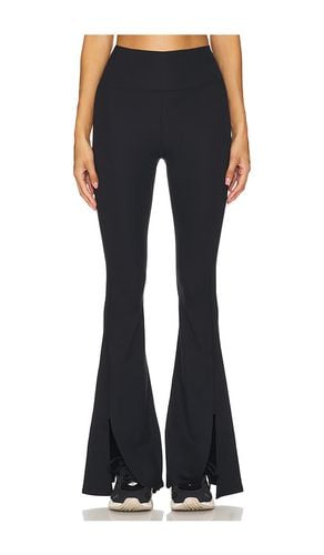 Movewell Porter Flare Pant in . Size M, S, XL, XS, XXS - WellBeing + BeingWell - Modalova