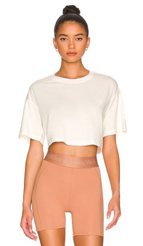 Hazel Cropped Tee in . Size M, S, XL, XS - WellBeing + BeingWell - Modalova