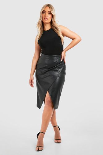 Womens Plus Leather Look Ruched Wrap Midi Skirt - - 18 - boohoo - Modalova