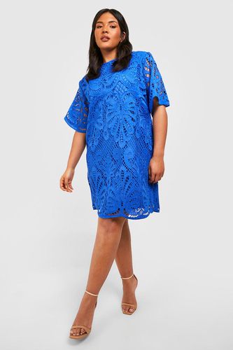 Womens Plus Premium Crochet Lace Shift Dress - - 28 - boohoo - Modalova