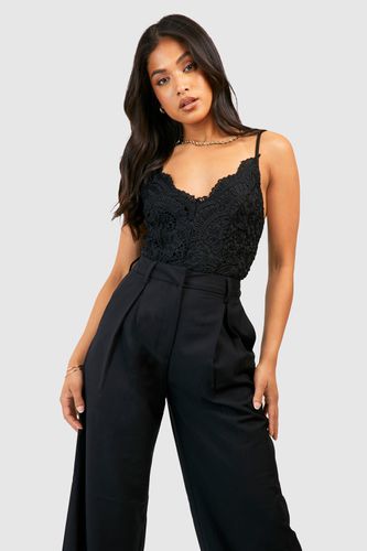 Womens Petite Premium Scallop Edge Strappy Lace Bodysuit - - 14 - boohoo - Modalova