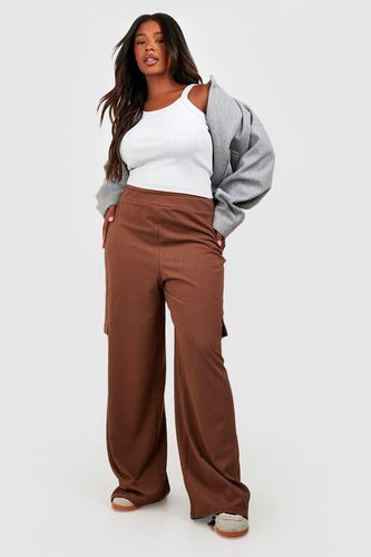 Womens Plus Textured Pocket Detail Wide Leg Cargo Trousers - - 20 - boohoo - Modalova
