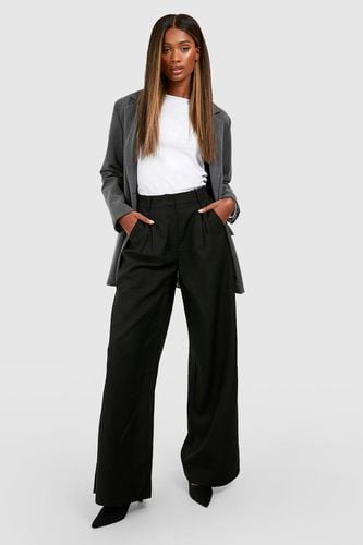 Womens High Waisted Pleat Tailored Split Hem Trousers - - 6 - boohoo - Modalova