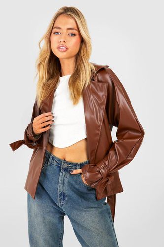 Womens Faux Leather Belted Short Trench Coat - - 12 - boohoo - Modalova