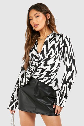 Womens Abstract Roche Detail Shirt - - 6 - boohoo - Modalova