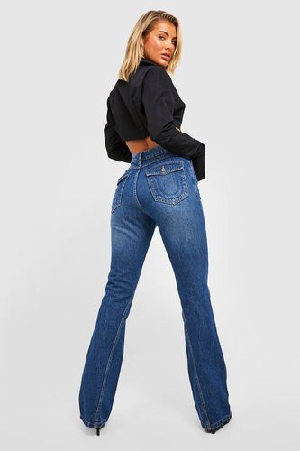 Womens Mid Rise Twisted Seam Cargo Pocket Flared Jeans - - 12 - boohoo - Modalova
