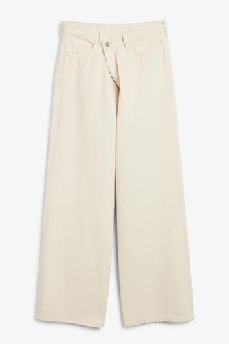 Cremefarbene Jeans Mit Asymmetrischem Bund - WeißBeige - Monki - Modalova