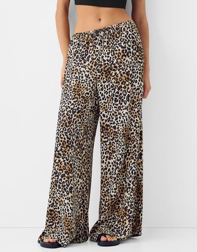 Pantalón Wide Leg Satén Animal Print Mujer L - Bershka - Modalova