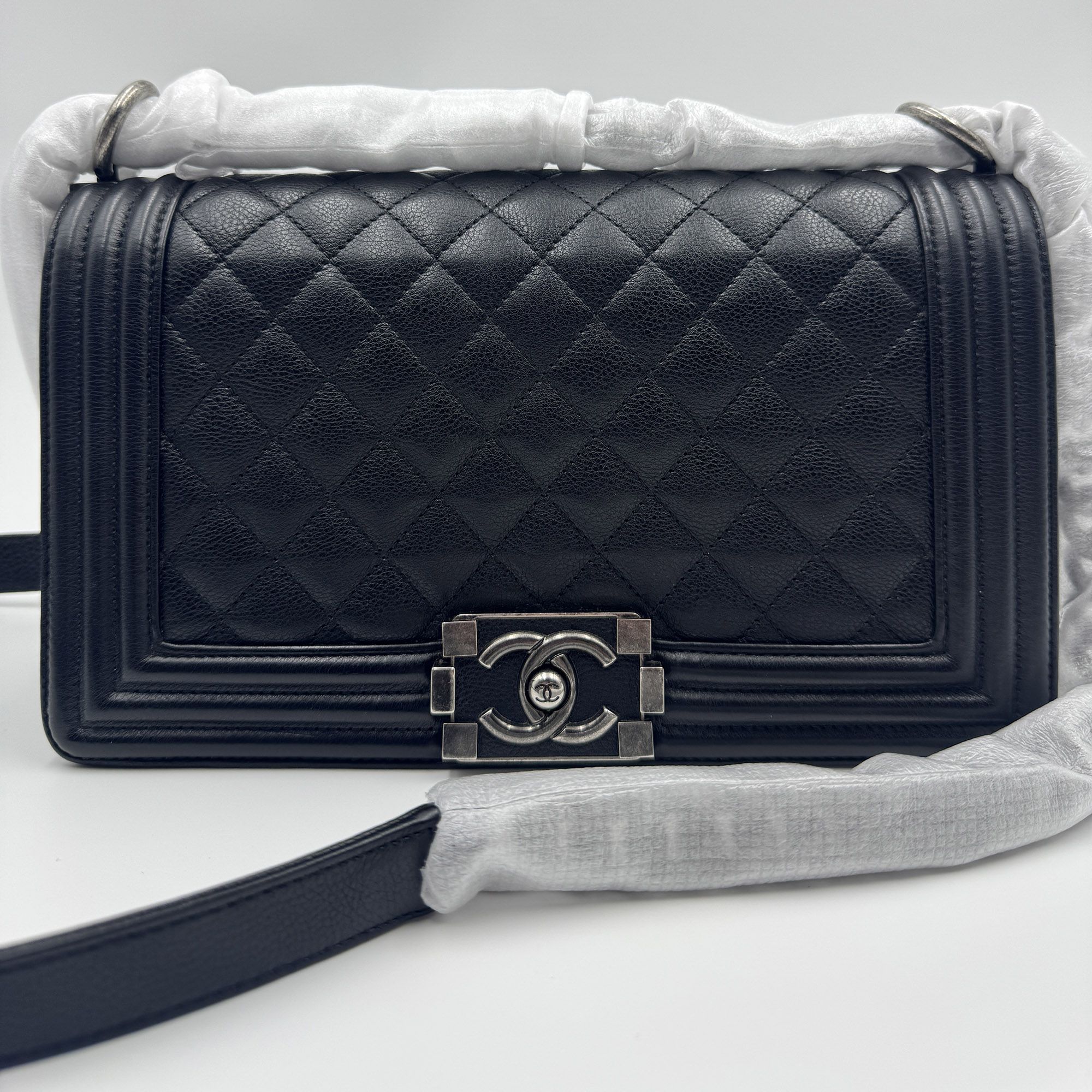 Quilted Caviar Leather Medium Boy Bag - Chanel - Modalova