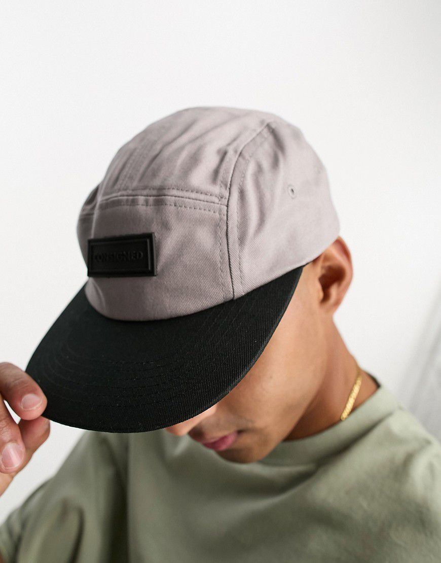 Cappello con visiera e 5 pannelli grigio e nero con logo - Consigned - Modalova