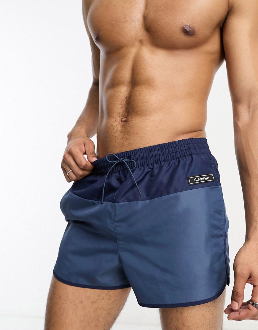 Core Solids - Pantaloncini da bagno stile runner taglio corto navy - Calvin Klein - Modalova